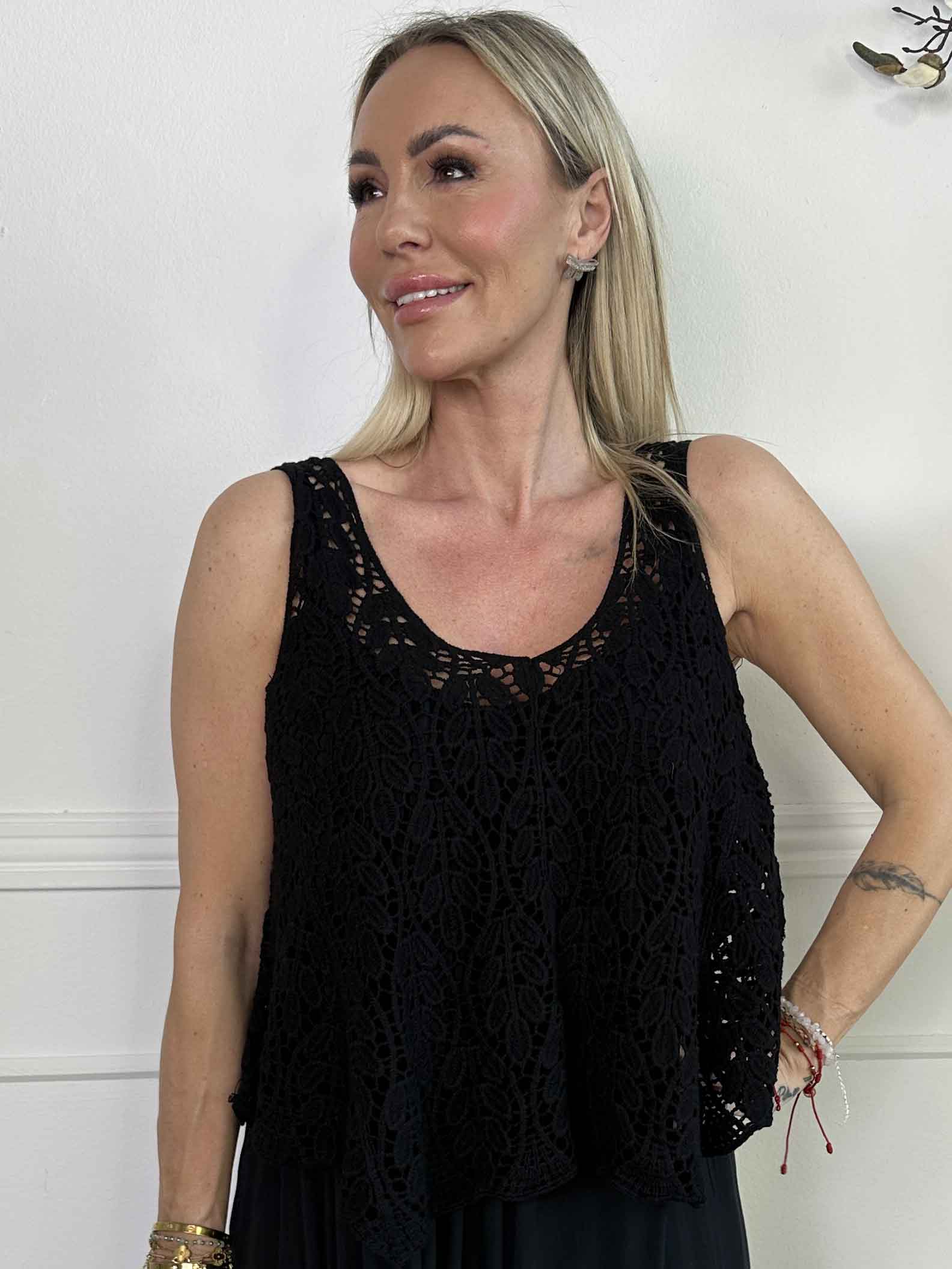 Ida - Sød broderet top i bomuld